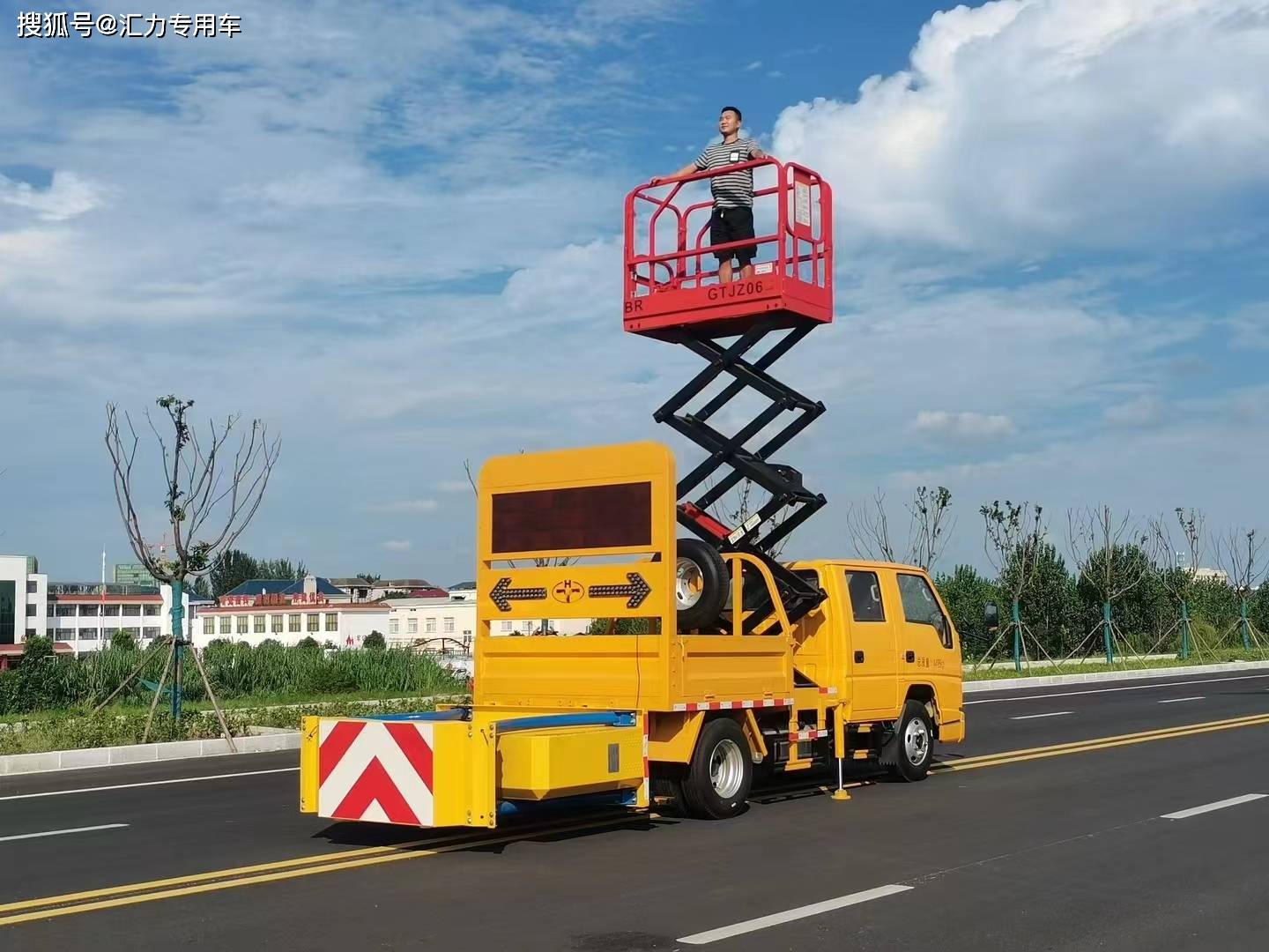 減速防撞緩沖車(chē)與高速搶修防撞車(chē)的價(jià)格及其與救護(hù)車(chē)的應(yīng)用對(duì)比